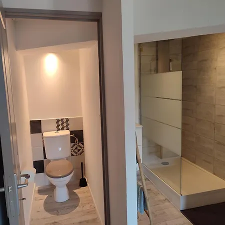 לינה וארוחת בוקר Lemasrocamour 3*